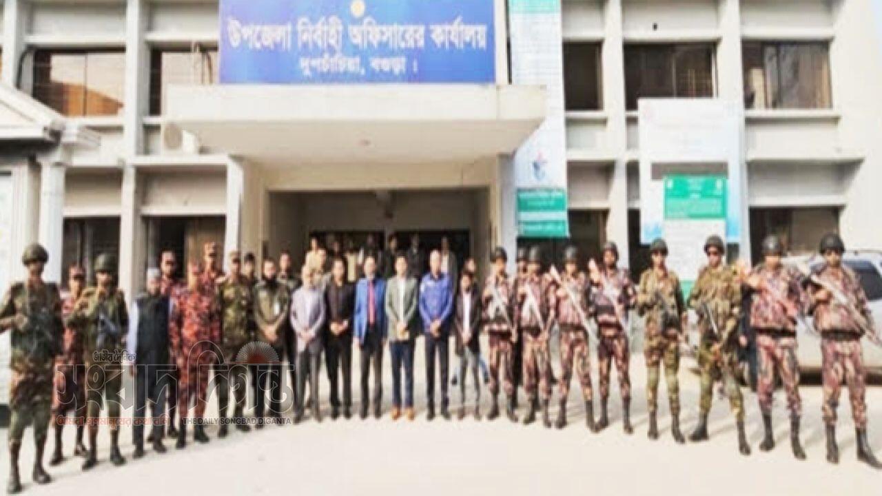 দুপচাঁচিয়ায় ত্রয়োদশ জাতীয় সংসদ নির্বাচন উপলক্ষে যৌথ বাহিনীর মহড়া