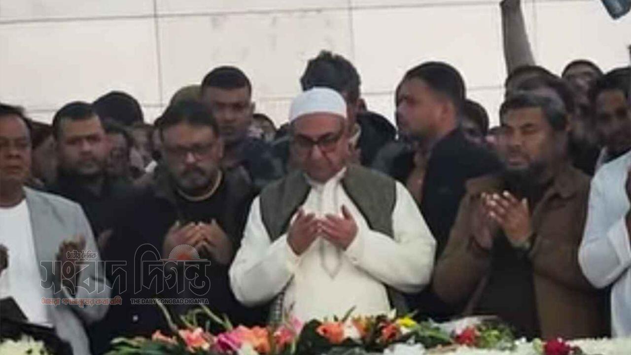 শহীদ জিয়া ও খালেদা জিয়ার কবরে শ্রদ্ধা নিবেদন করলেন মির্জা আব্বাস