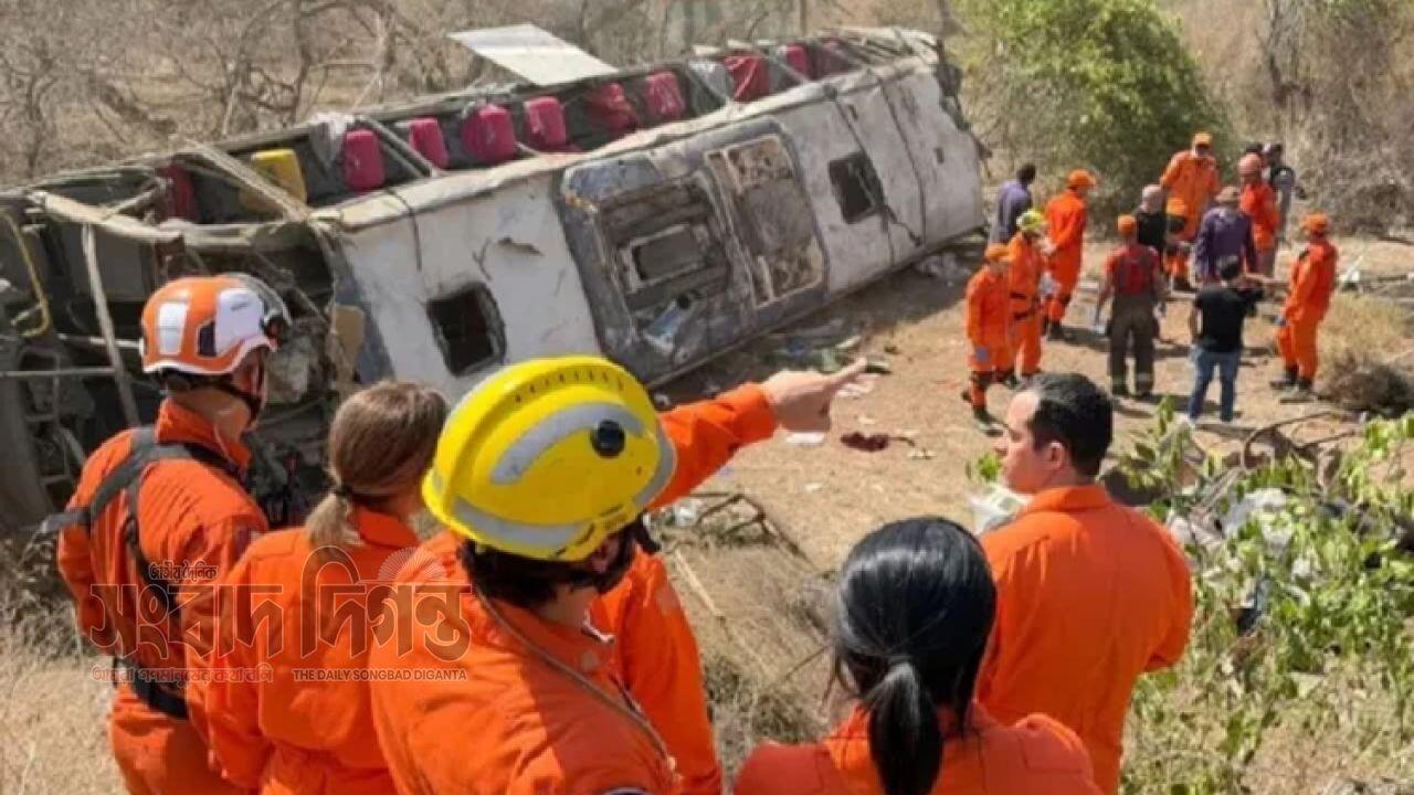ব্রাজিলের সড়কে বাস উল্টে নিহত ১৬ জন
