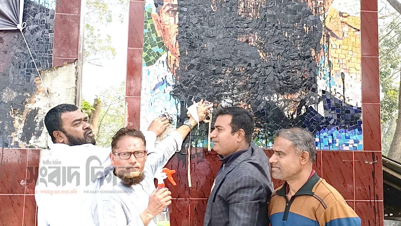 মহেশপুরে মুক্তিযোদ্ধা সৃতি ফলকে কালিদিয়ে লেপন করা ৭ বীরশ্রেষ্ঠের ছবি পরিস্কার করা হচ্ছে