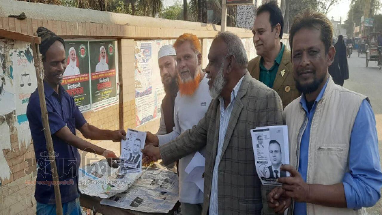 ফুলবাড়ীয়ায় ধানের শীষের ভোট প্রার্থনায় লিফলেট বিতরণ