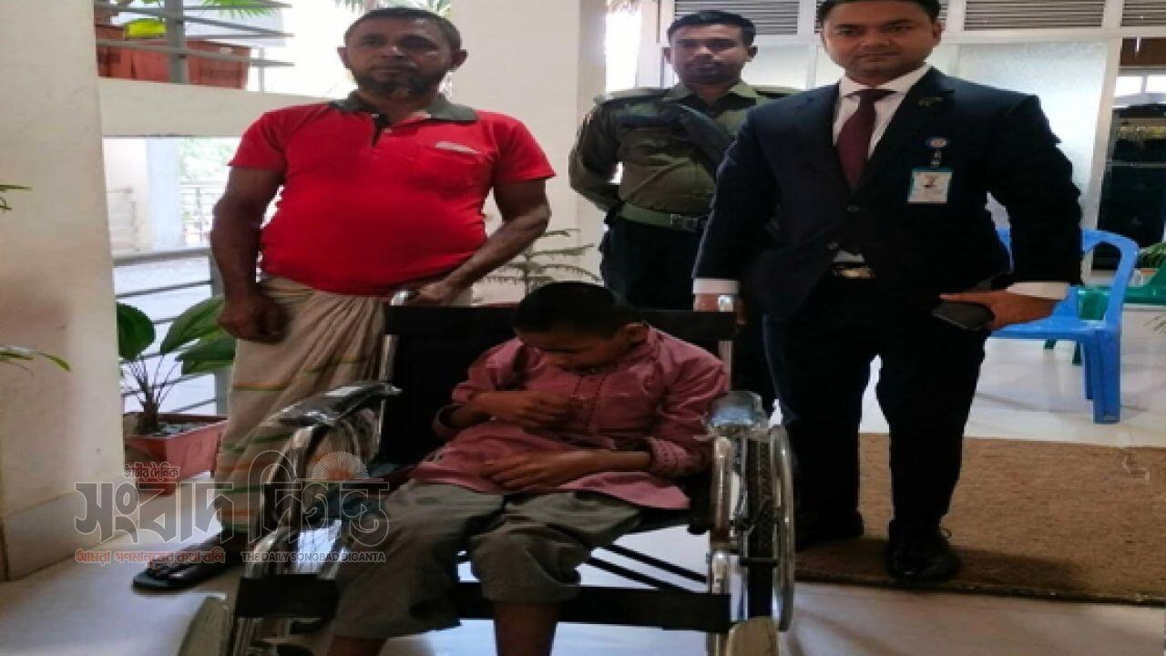  চলাফেরায় অক্ষম প্রতিবন্ধী শিশু নিলয়ের হাতে হুইলচেয়ার তুলে দিলেন রূপগঞ্জ ইউএনও
