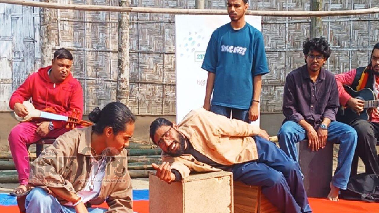 পঞ্চগড়-১ আসনে বিএনপির পক্ষে পথনাটক মঞ্চায়ন করছেন নাট্যকর্মীরা