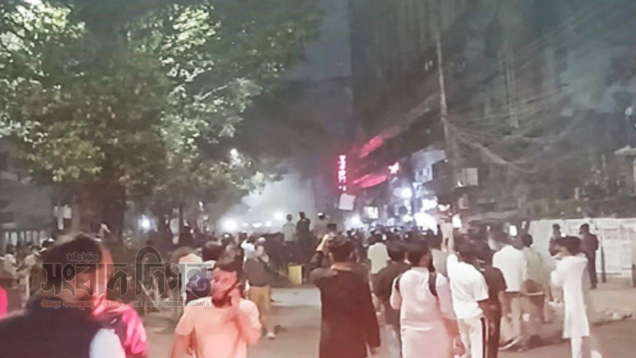 শাহবাগে হাদি হত্যার তদন্ত দাবিতে উত্তেজনা