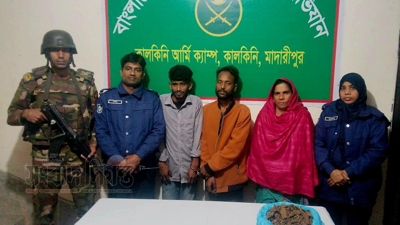 কালকিনির লক্ষ্মীপুর ইউনিয়নে যৌথবাহিনীর মাদকবিরোধী অভিযানে নারীসহ তিনজন আটক