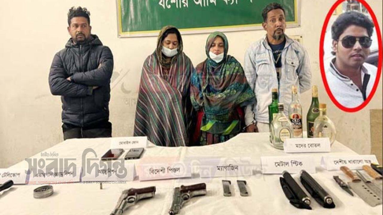 একই পরিবারের ৪ সদস্যকে অস্ত্রসহ আটক নিরাপত্তা ব্যবস্থা জোরদার