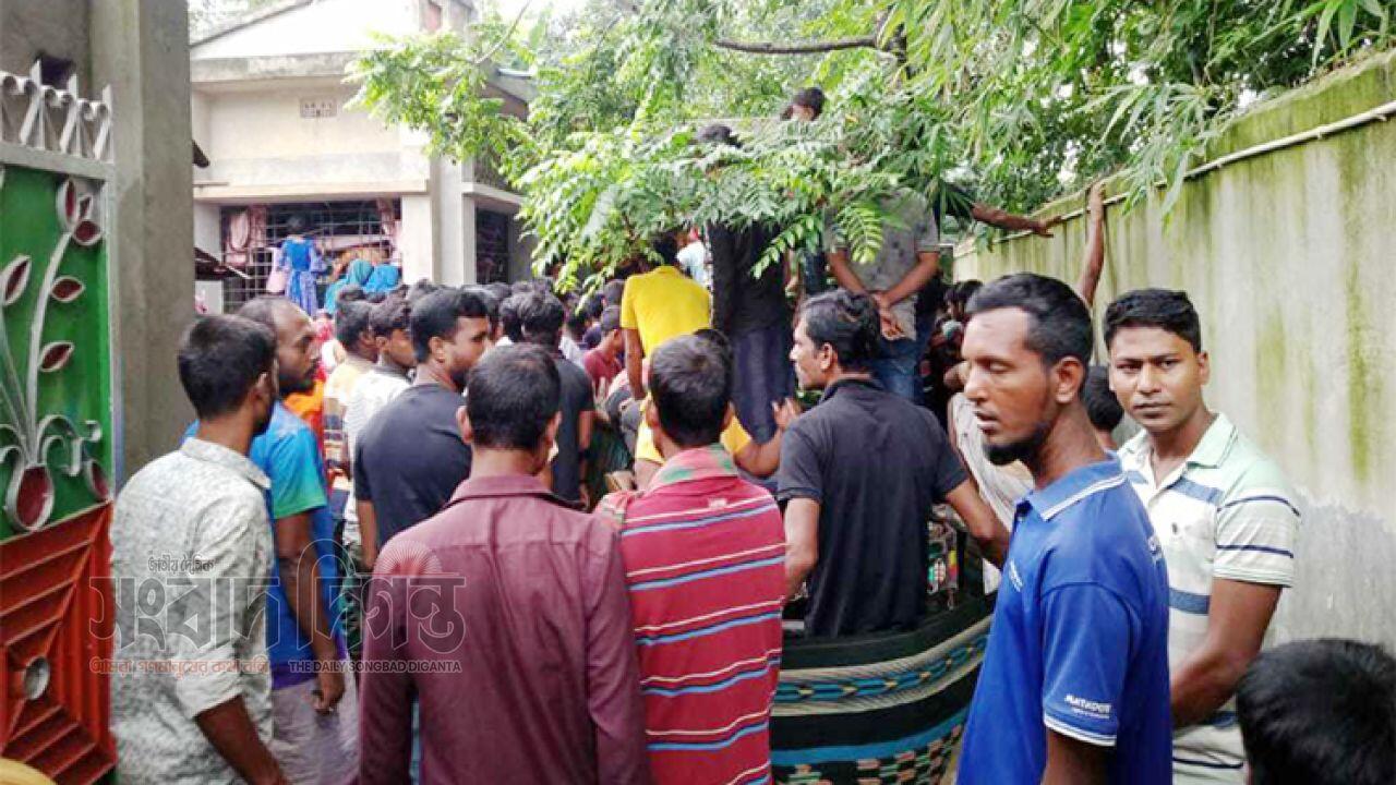 মাকে গলাকেটে হত্যার ঘটনায় মেয়ে গ্রেপ্তার