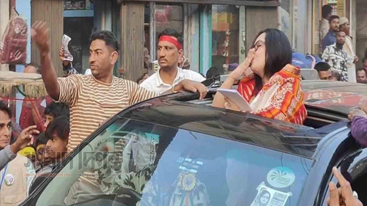 ভোটারদের প্রতি ভালোবাসার উড়ন্ত চুমু রুমিন ফারহানার