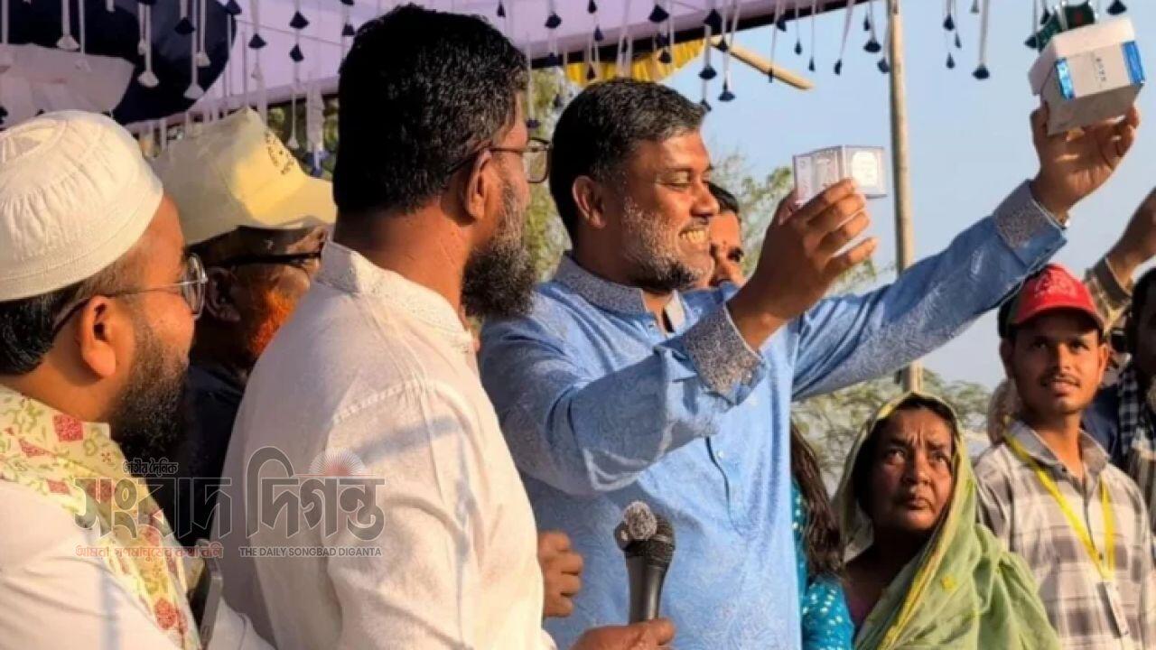 শিশির মনিরের খুশিতে সমর্থকের সোনার দাঁড়িপাল্লা উপহার 