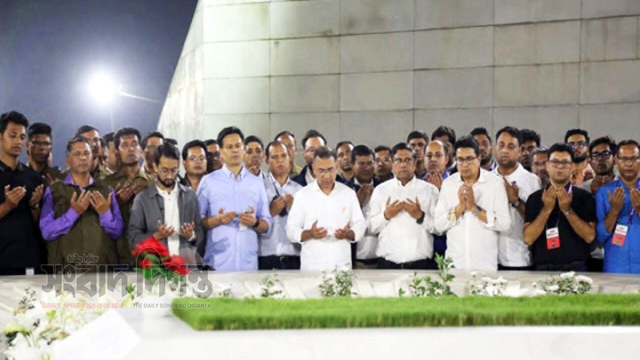 দুই দিনের পথসভা শেষে তারেক রহমান বাবা-মায়ের কবর জিয়ারত করেন