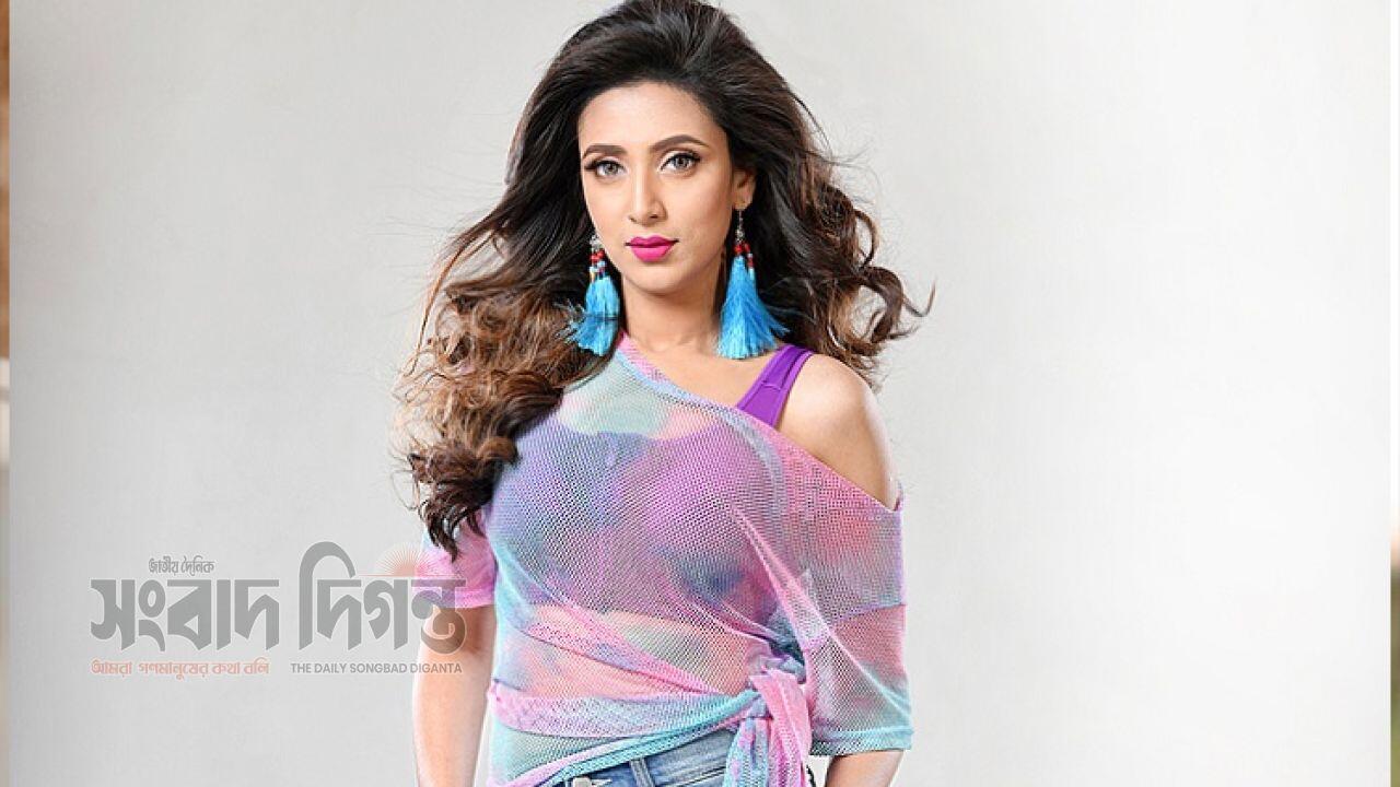 আবেদনময়ী রূপে  মিম