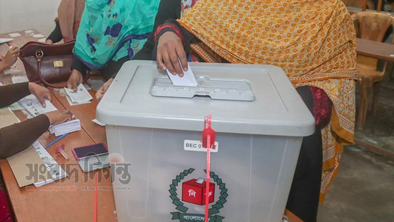 নির্বাচন প্রস্তুতিতে ২৯৯ আসনের ব্যালট পেপার পৌঁছেছে