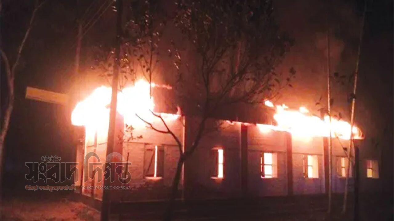 গভীর রাতে নেত্রকোনার চার ভোটকেন্দ্রে অগ্নিসংযোগ