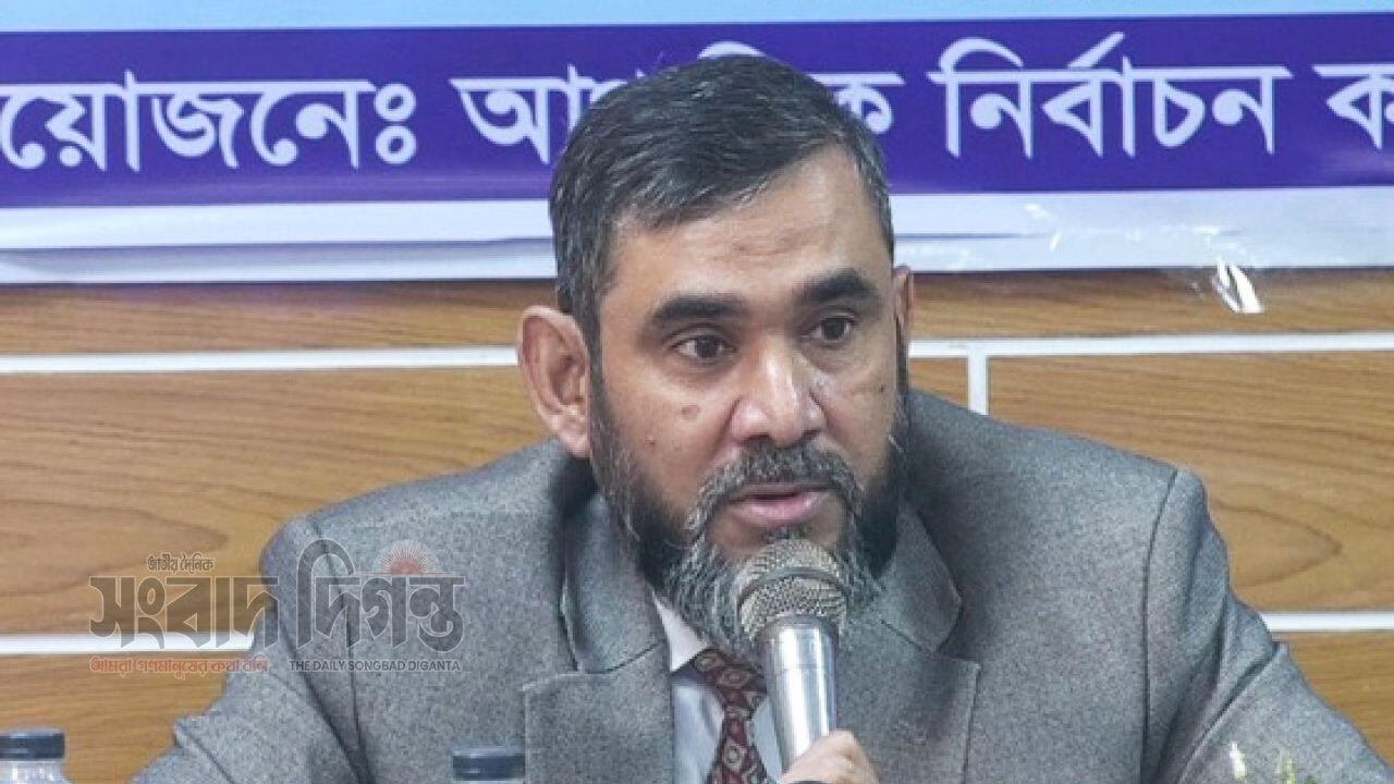 বুধবার সকাল থেকে ব্যালট পেপার কেন্দ্রে কেন্দ্রে পৌঁছাবে : ইসি সানাউল্লাহ
