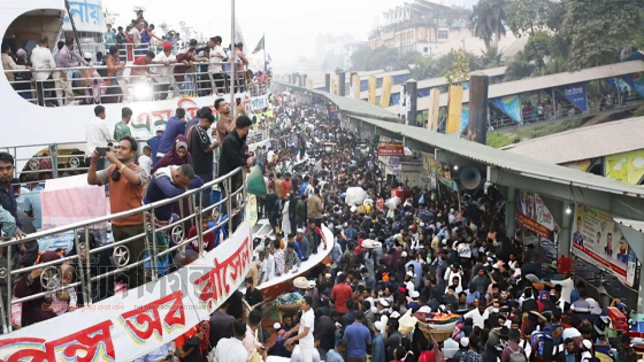 ভোটের আগের রাতে সদরঘাট লঞ্চ টার্মিনালে মানুষের ভিড় ও যানজট