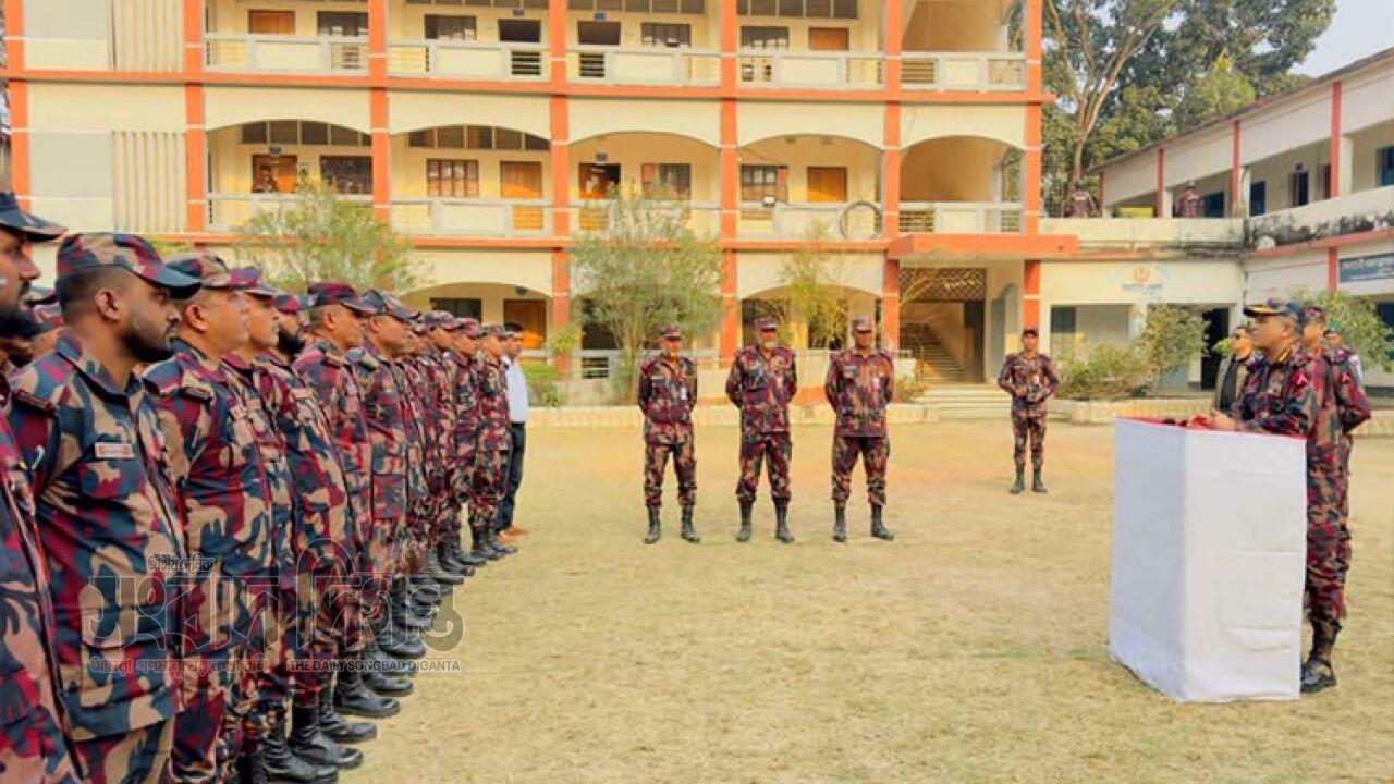 নির্বাচন ঘিরে প্রস্তুতি যাচাইয়ে দুই জেলার বেজ ক্যাম্পে বিজিবি মহাপরিচালক 