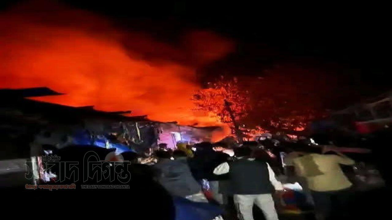 রায়পুরের হায়দরগঞ্জে গভীর রাতে ভয়াবহ অগ্নিকাণ্ড, পুড়ে ছাই আট দোকান