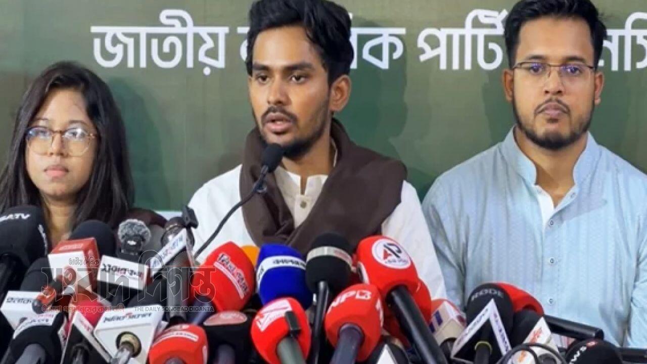 কেউ কেন্দ্র দখল করলে আমরা দাঁড়িয়ে দাঁড়িয়ে দেখব না : আসিফ মাহমুদ
