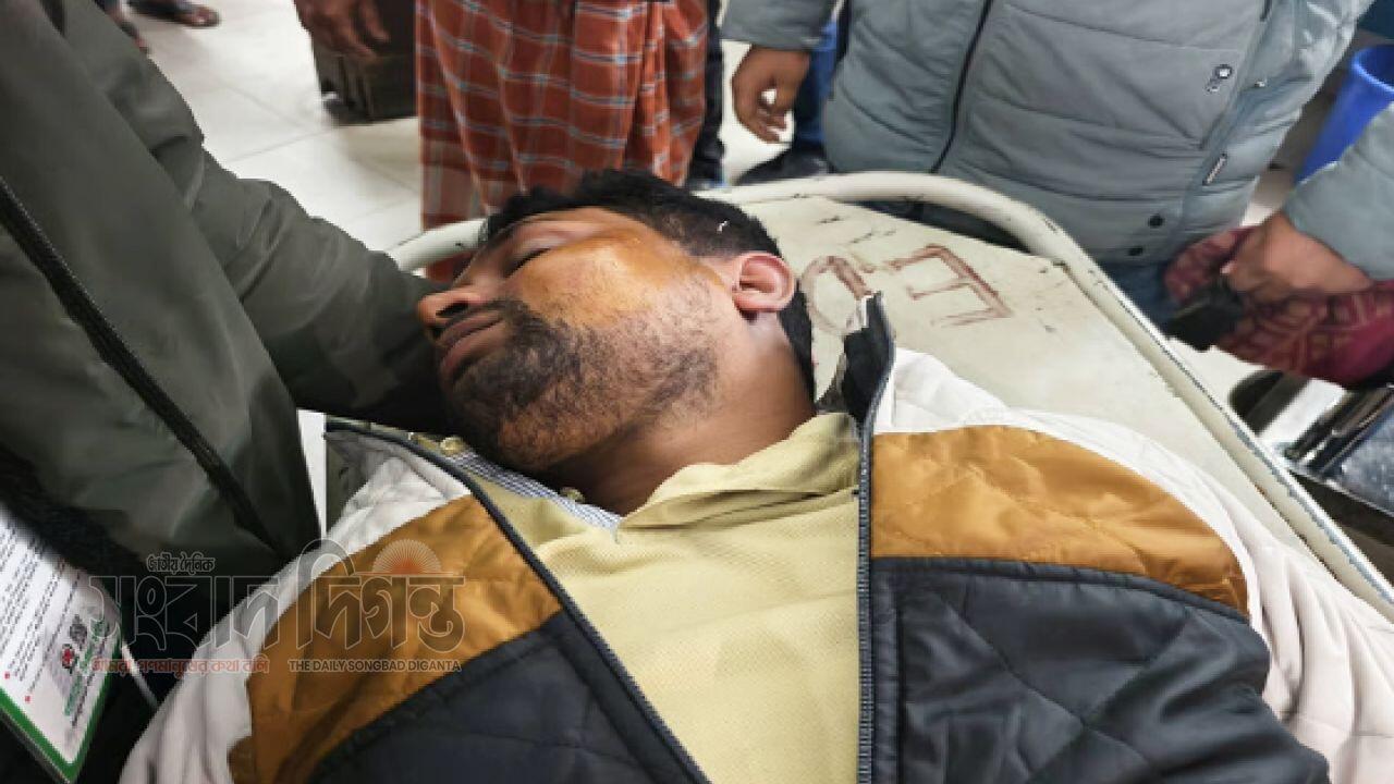 কুড়িগ্রামে এনসিপি প্রার্থীর গাড়িতে হামলা, আহত ৫