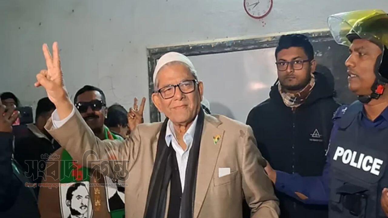 নিজ জন্মভূমিতে ঠাকুরগাঁওয়ে ভোট দিলেন মির্জা ফখরুল