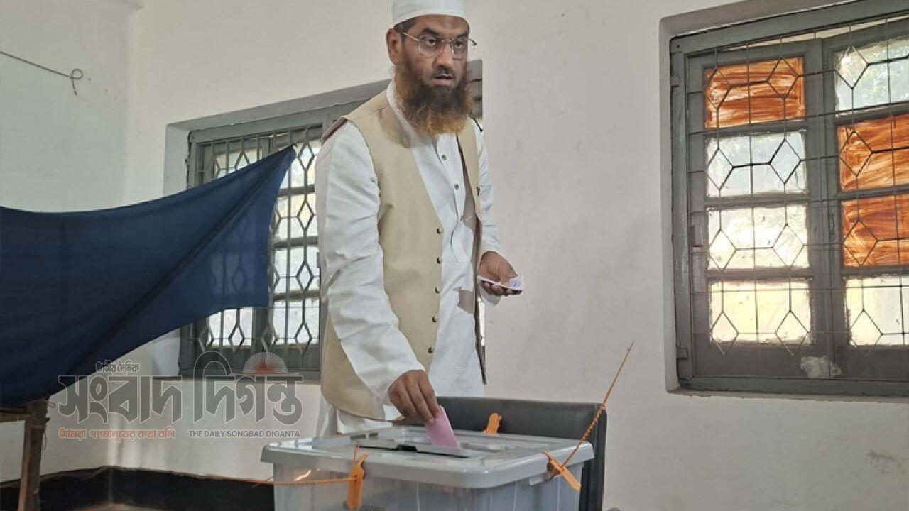 নিজের কেন্দ্র মোহাম্মদপুরে ভোট দিলেন মামুনুল হক 