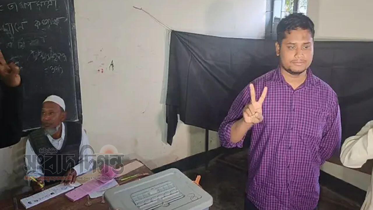 নির্বাচনী কেন্দ্রে ভোট দিলেন হাসনাত আবদুল্লাহ 