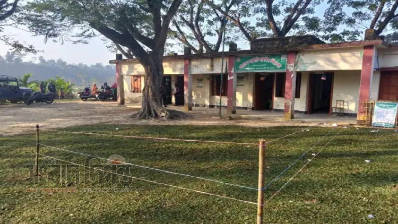 গোপালগঞ্জের ভোটকেন্দ্রে নীরবতা, নেই ভোটার 