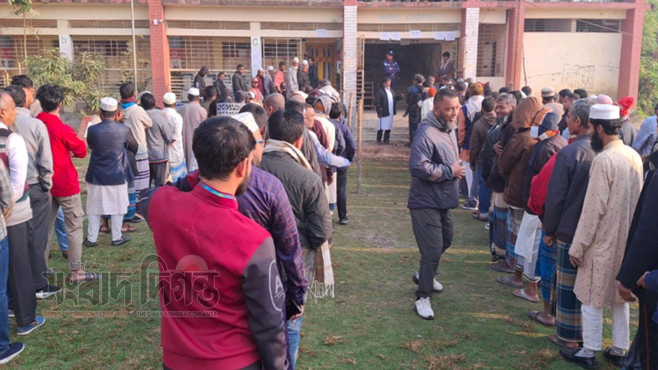 কেন্দ্রে কেন্দ্র ভোটারদের উপস্থিতি বাড়ছে সকাল থেকেই  ভিড়
