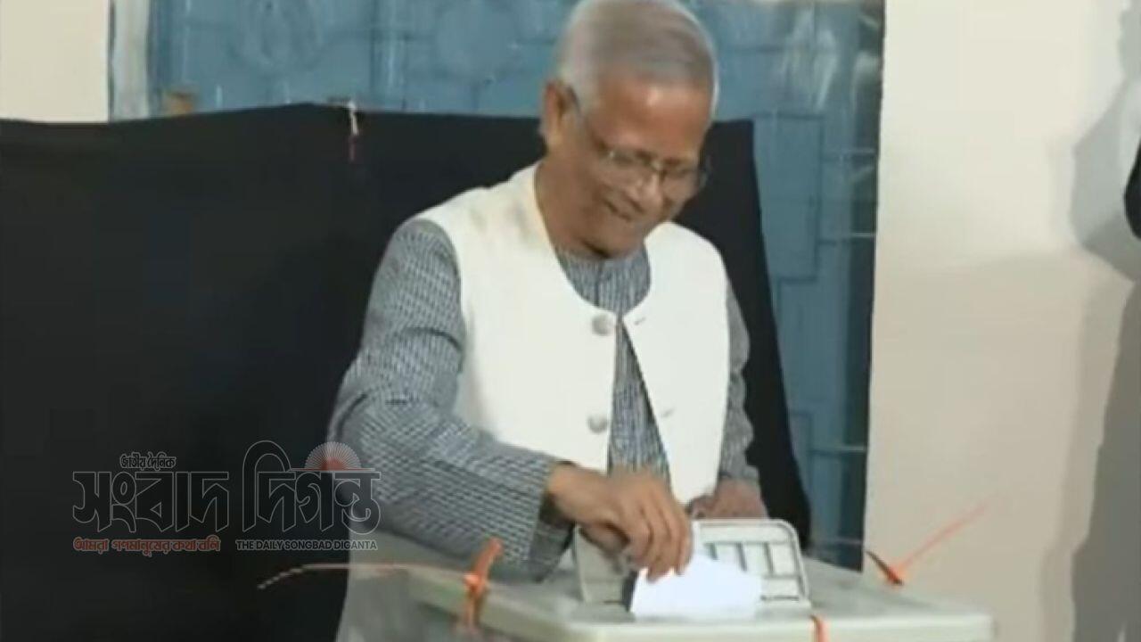 নিজের ভোট কেন্দ্র থেকে ভোট দিলেন প্রধান উপদেষ্টা 