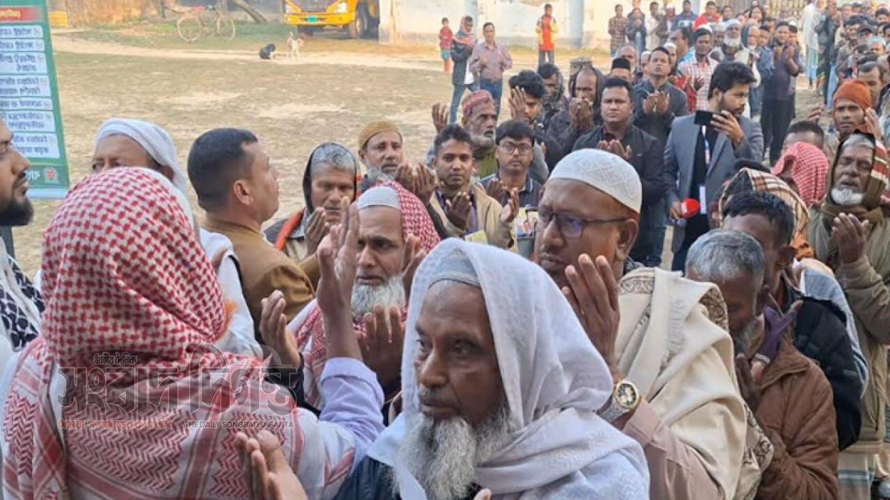 ভোট কেন্দ্রের লাইনে দাঁড়িয়ে মোনাজাতে ভোটারদের শুকরিয়া আদায়