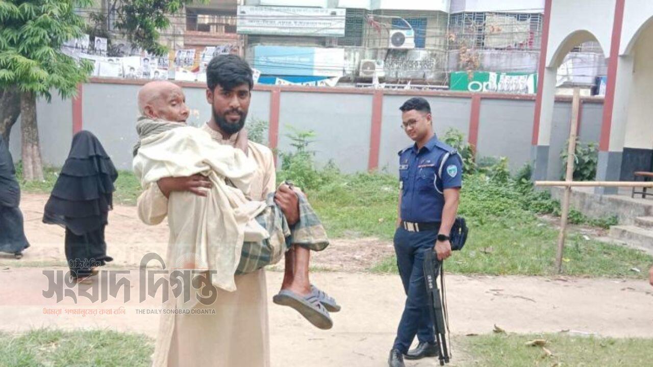 ভোটকেন্দ্রে দাদা-নাতির হৃদয়ছোঁয়া দৃশ্য