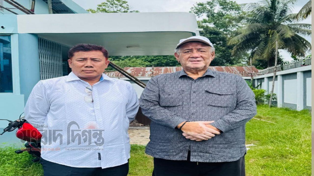 বান্দরবানে পার্বত্য জেলা পরিষদ চেয়ারম্যান হিসেবে থোয়াইনুঅং চৌধুরীকে দেখতে জনগণ 