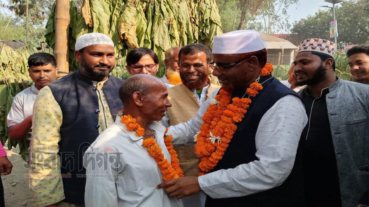 হিন্দু ধর্মাবলম্বীদের সাথে কুশল বিনিময় করেন রংপুর ১ আসনের নবনির্বাচিত সংসদ সদস্য রায়হান সিরাজী