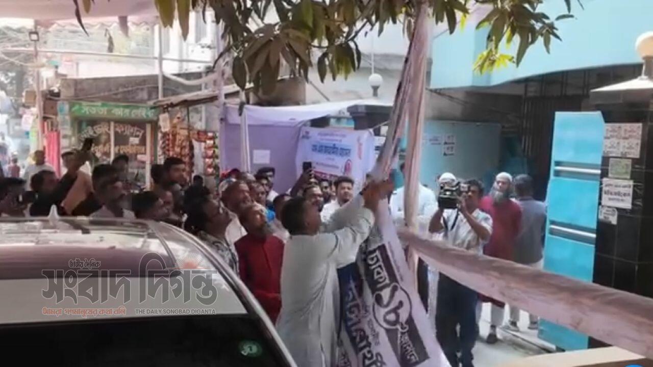 পোস্টারমুক্ত শহরের আহ্বান, কাজে নেমে দেখালেন  : এমপি জাহাঙ্গীর হোসেন 