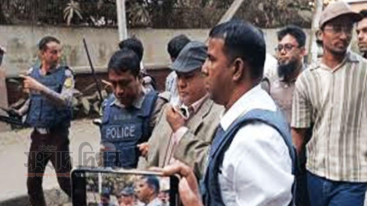 ধানমন্ডি ৩২ থেকে ঢাবি শিক্ষকসহ ৫ জন থানায়