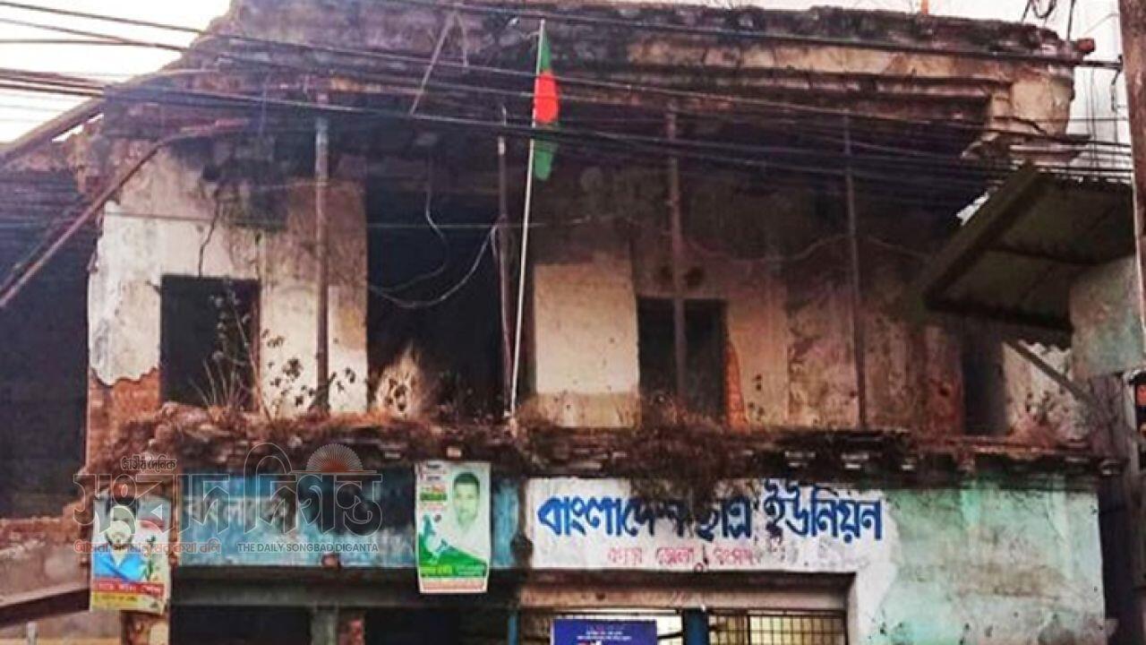 বগুড়ায় আওয়ামী লীগ কার্যালয়ে জাতীয় পতাকা উত্তোলন 