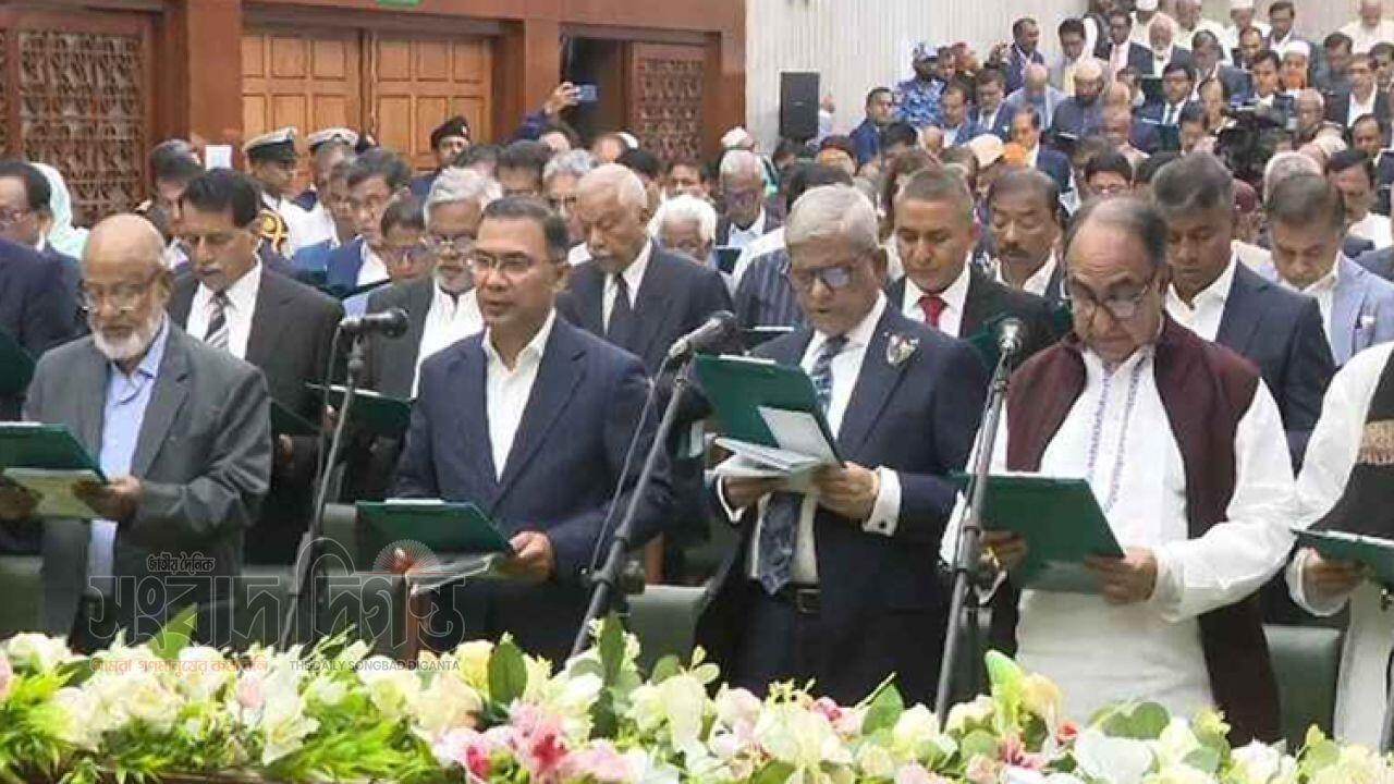 নতুন সংসদে নবনির্বাচিত সংসদ সদস্যরা শপথ নিলেন