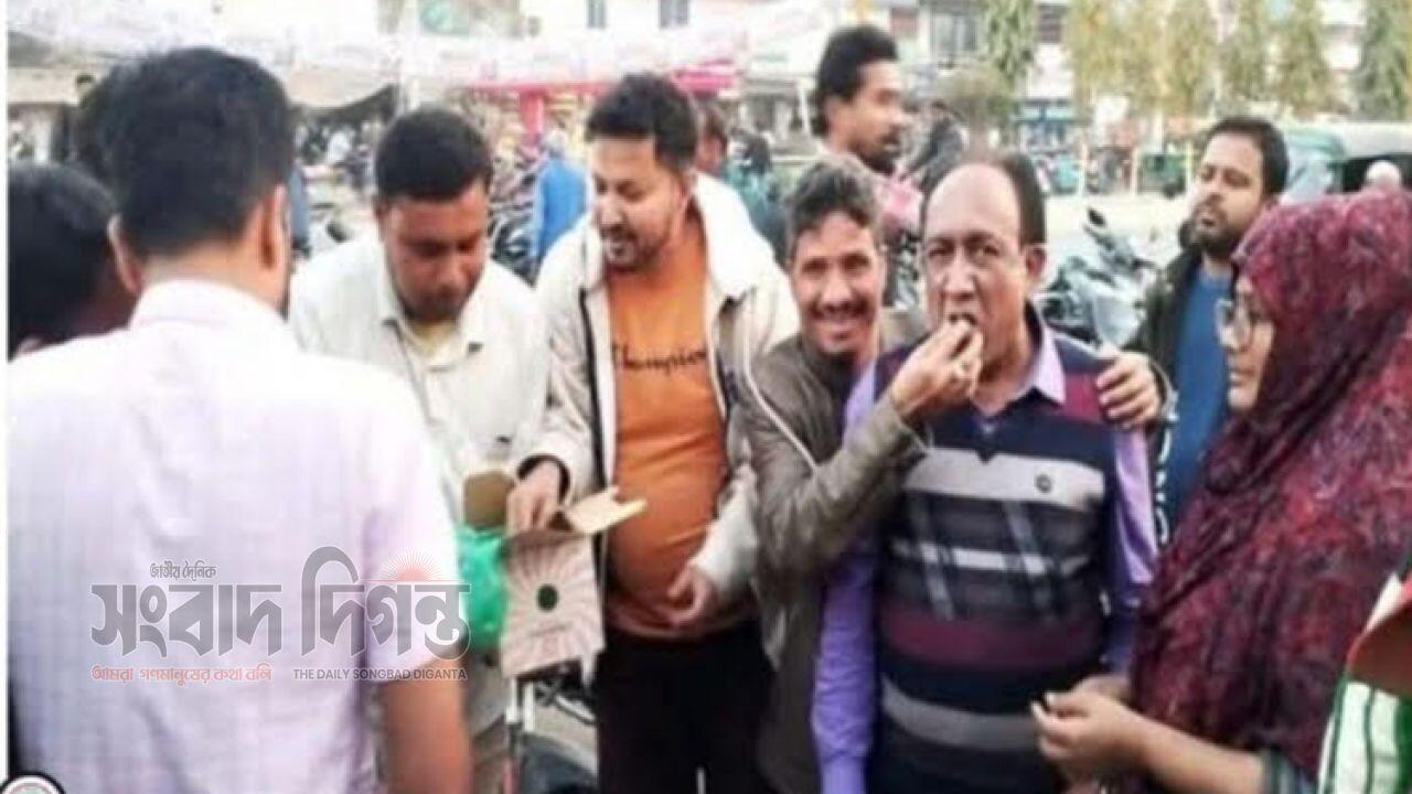 তারেক রহমান প্রধানমন্ত্রী হওয়ায় বগুড়ার দুপচাঁচিয়ায় মিষ্টি বিতরণ 
