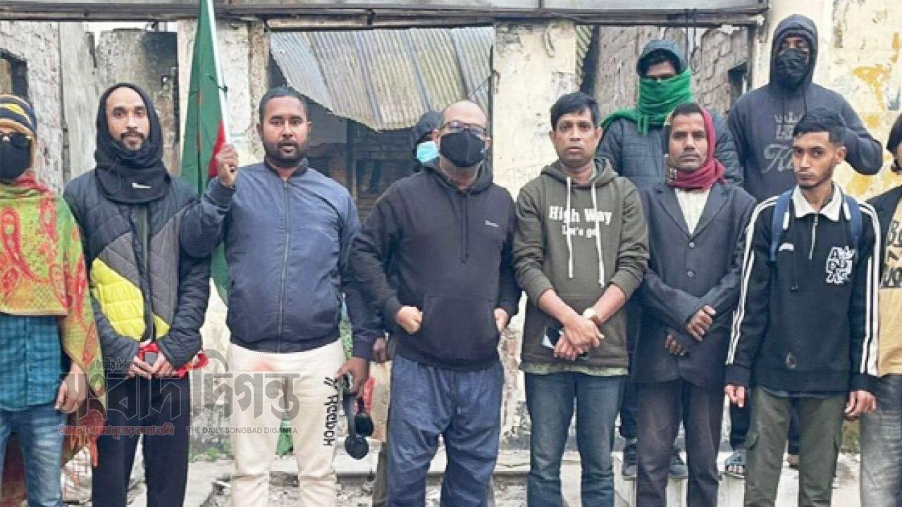 হবিগঞ্জে ধ্বংসপ্রাপ্ত আ.লীগ কার্যালয়ের সামনে স্লোগান