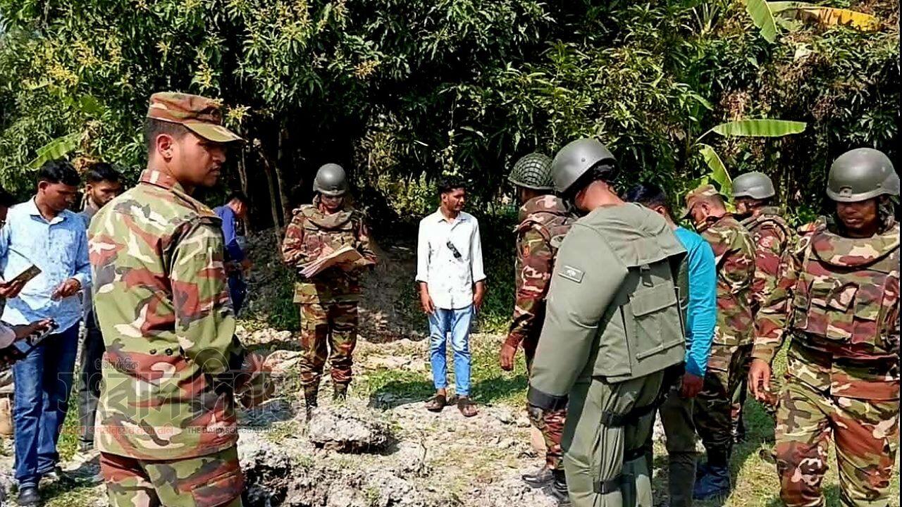 কালকিনিতে সেনাবাহিনীর অভিযানে জব্দ হওয়া ৪০টি ককটেল বিস্ফোরণ 