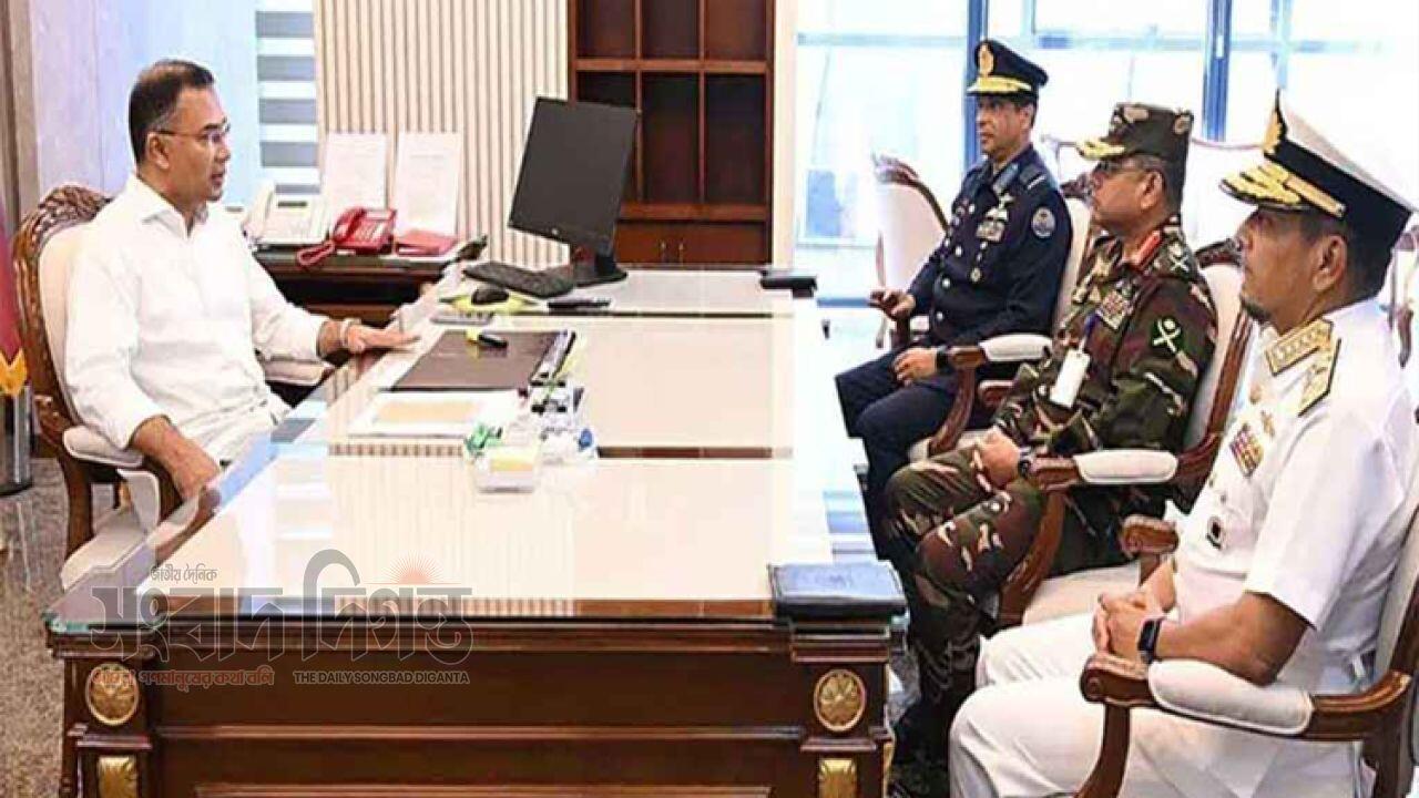 প্রধানমন্ত্রীর সঙ্গে সেনা, নৌ ও বিমান বাহিনী প্রধানের সাক্ষাৎ