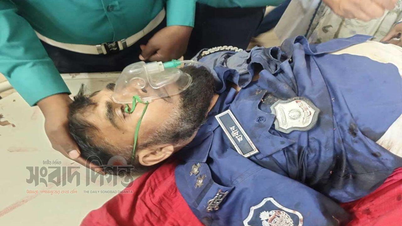 গাজীপুরে রেল দুর্ঘটনা, ট্রেনে কাটা পড়ে পুলিশ কর্মকর্তা গুরুতর আহত 