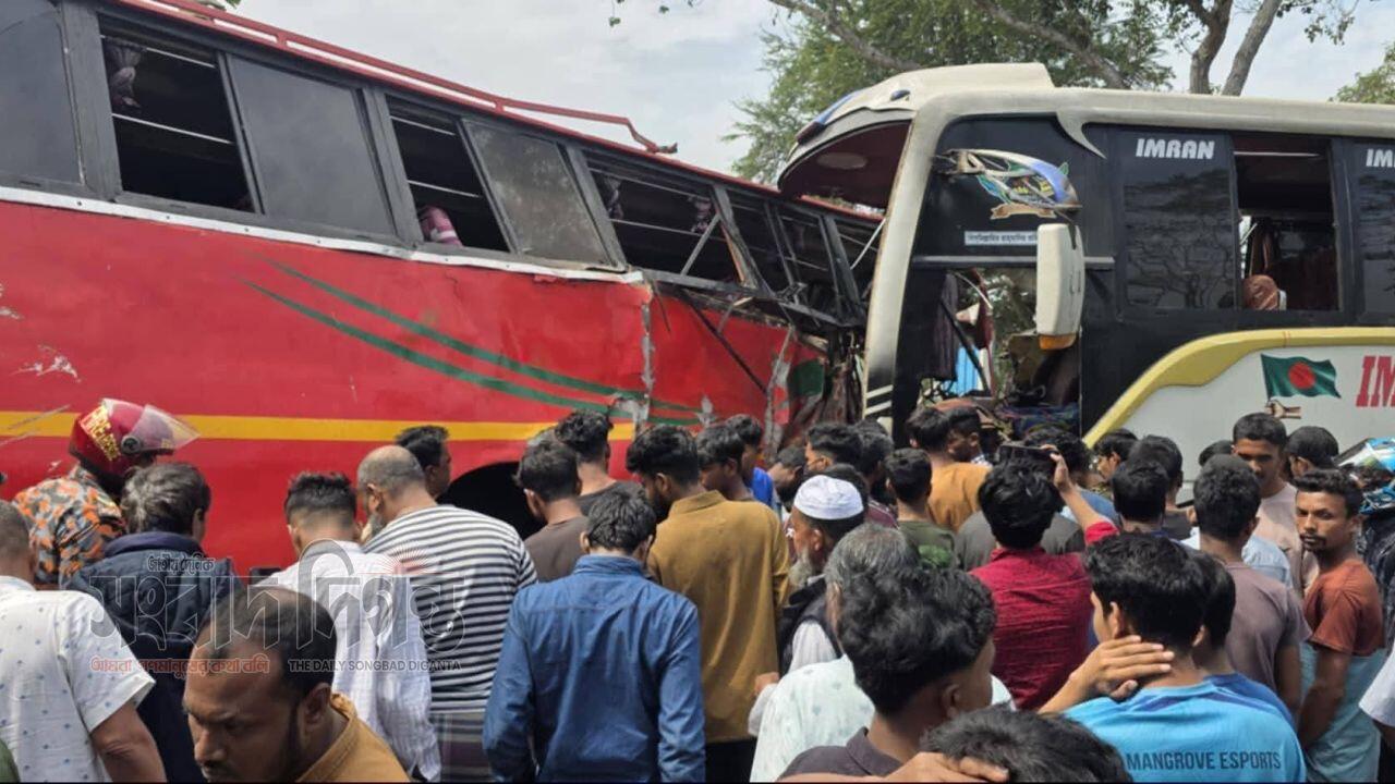 মাদারীপুরে ঢাকা বরিশাল মহাসড়কে দুই বাসের মুখোমুখি সংঘর্ষে নিহত ২ আহত ২০ জন 