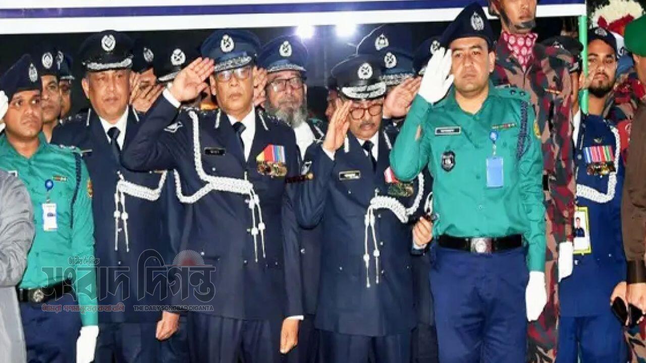 মহান শহীদ দিবসে আইজিপি বাহারুল আলমের কেন্দ্রীয় শহীদ মিনারে পুষ্পস্তবক অর্পণ