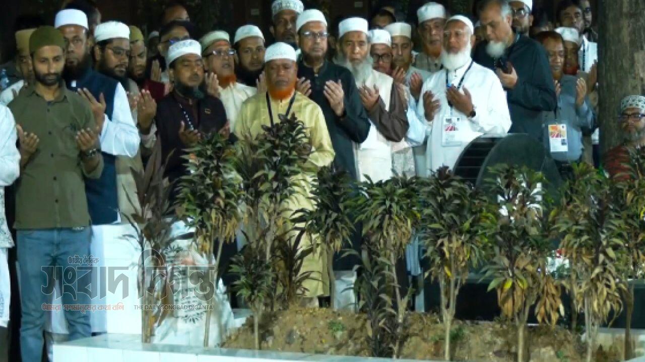 আজিমপুর কবরস্থানে ভাষা শহীদদের কবর জিয়ারত ডা. শফিকুর রহমানের 