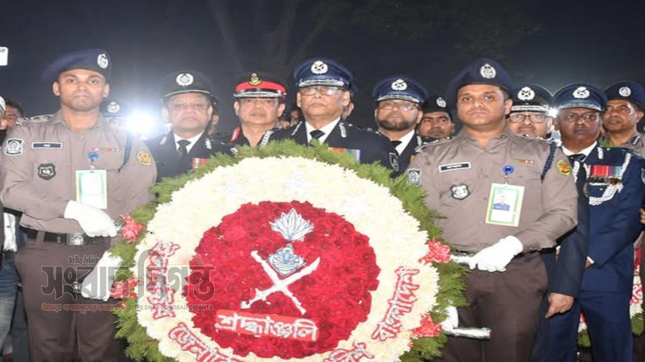 শহীদ মিনারে ফুল দিয়ে ভাষা শহীদদের শ্রদ্ধা জানালেন আইজিপি
