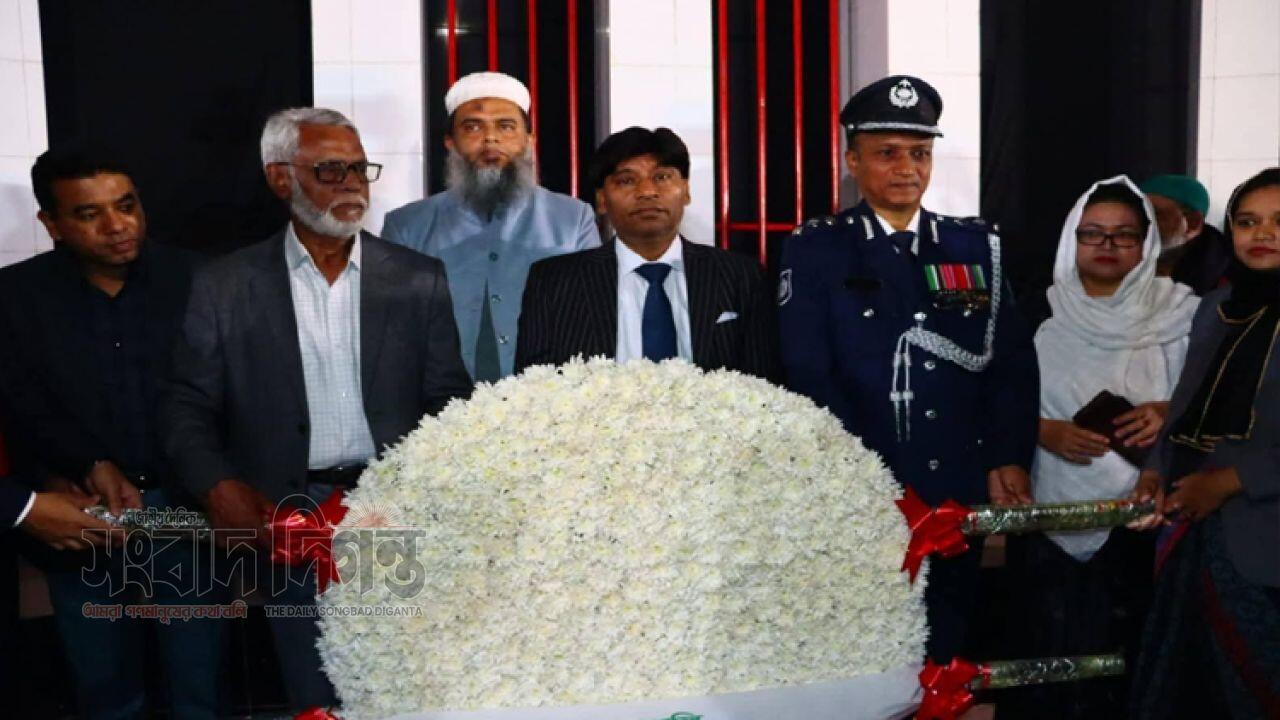 ভাষা  শহীদদের প্রতি  শ্রদ্ধা জানাতে কিশোরগঞ্জে  মানুষের ঢল 