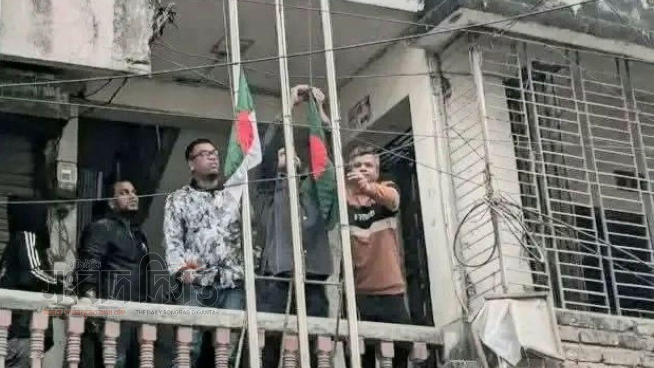 ফরিদপুরে আনুষ্ঠানিক ভাবে সক্রিয় হলো আওয়ামী লীগ,দলীয় কার্যালয়ে পতাকা উত্তোলন 