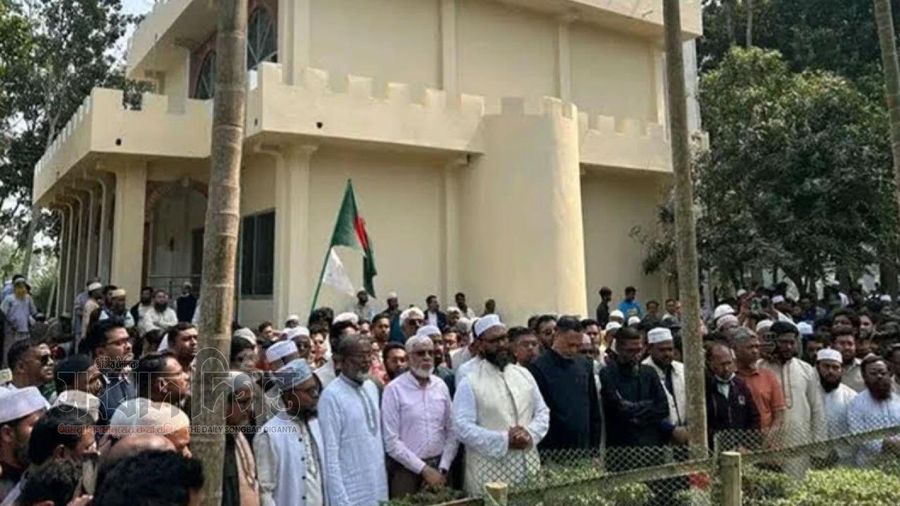 এমপি হয়ে বাবার কবর জিয়ারত করলেন ব্যারিস্টার আরমান 