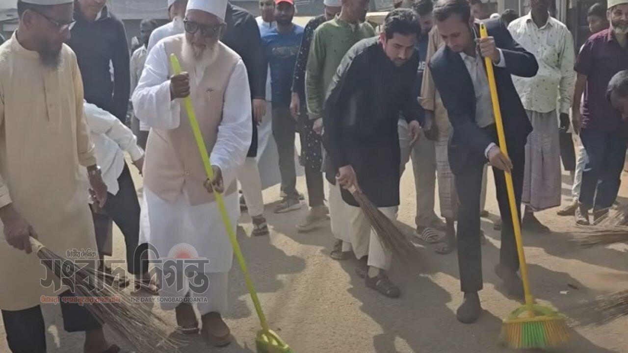 ঝাড়ু হাতে রাস্তায় নেমে পরিচ্ছন্নতায় দৃষ্টান্ত স্থাপন করলেন শাহজাহান চৌধুরী 